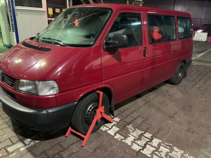 Львівські прикордонники затримали чоловіка на викраденій автівці Львівські прикордонники затримали чоловіка на викраденій автівці