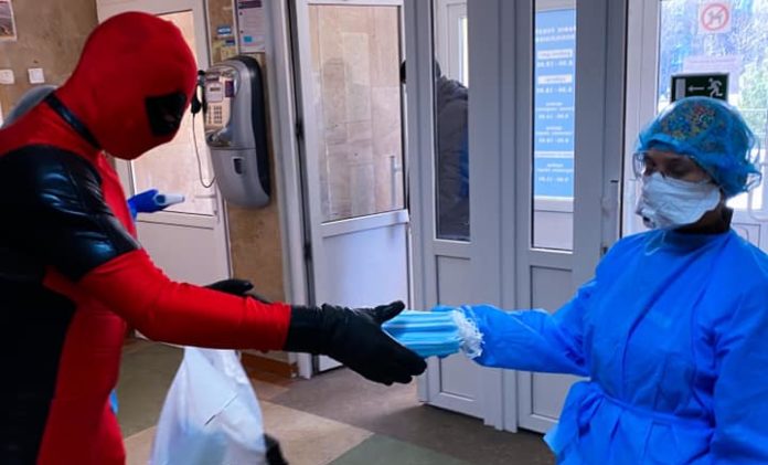 «Сихівмен» приніс до поліклініки партію медичних масок (фото) «Сихівмен» приніс до поліклініки партію медичних масок (фото)