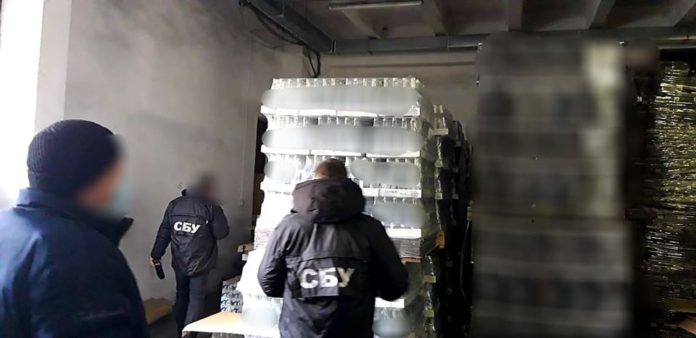 Отруєння під брендом: прокуратура та СБУ обшукали горілчане підприємство у Львові Отруєння під брендом: прокуратура та СБУ обшукали горілчане підприємство у Львові