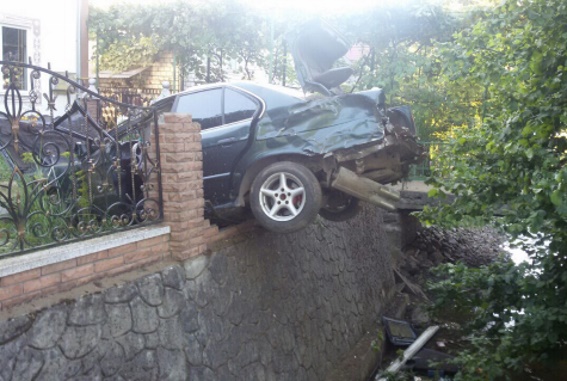 У Бібрці авто перелетіло паркан і приземлилося на подвір'ї (відео)