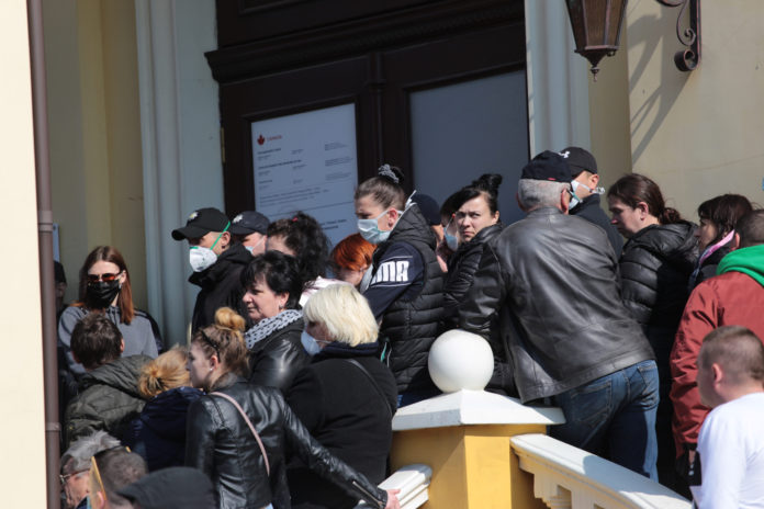 Навести порядок або закрити: Садовий відреагував на натовп біля візового центру (фото) Навести порядок або закрити: Садовий відреагував на натовп біля візового центру (фото)