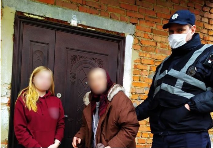Патрульні повернули додому бабцю, яка потребувала допомоги Патрульні повернули додому бабцю, яка потребувала допомоги