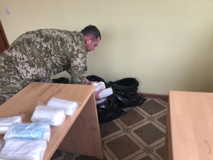 Контрабандисти намагалися переправити через кордон понад 3,5 тисячі одноразових медмасок Контрабандисти намагалися переправити через кордон понад 3,5 тисячі одноразових медмасок