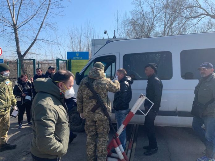 Мукачівські прикордонники забезпечують добирання людей з території Угорщини Мукачівські прикордонники забезпечують добирання людей з території Угорщини