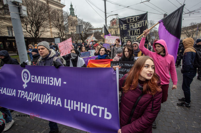 Як більше сотні жінок та чоловіків вийшли на феміністичний марш у Львові (фоторепортаж) Як більше сотні жінок та чоловіків вийшли на феміністичний марш у Львові (фоторепортаж)