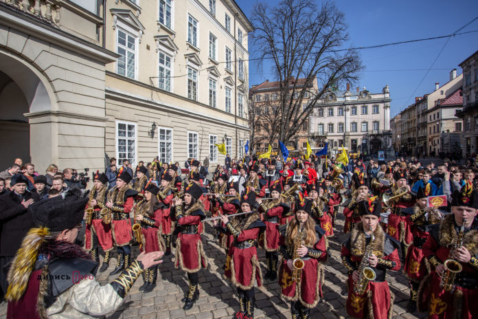 Сотні львів’ян у центрі міста урочисто заспівали Гімн України (фото, відео) Сотні львів’ян у центрі міста урочисто заспівали Гімн України (фото, відео)