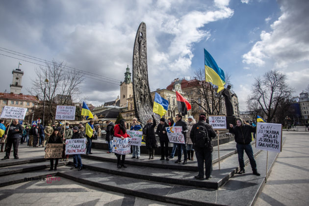 В обхід карантину: як у Львові провели масовий мітинг «проти мінської зради» (фоторепортаж)