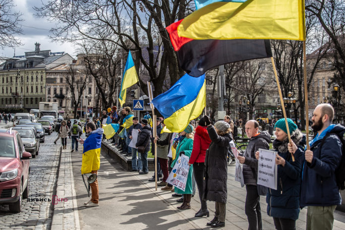 В обхід карантину: як у Львові провели масовий мітинг «проти мінської зради» (фоторепортаж) В обхід карантину: як у Львові провели масовий мітинг «проти мінської зради» (фоторепортаж)