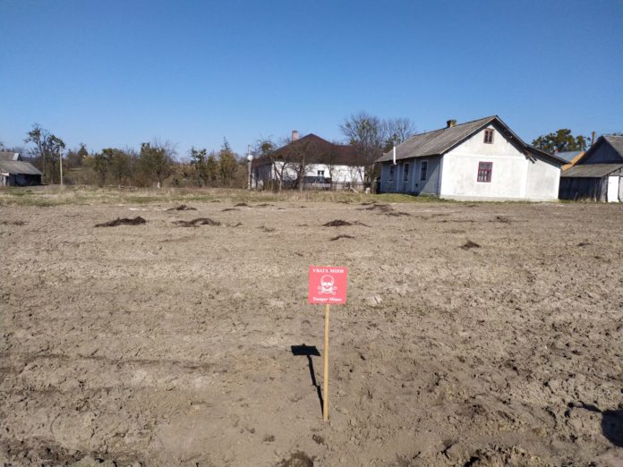 На Львівщині селяни натрапили на фугасну авіаційну бомбу (фото) На Львівщині селяни натрапили на фугасну авіаційну бомбу (фото)