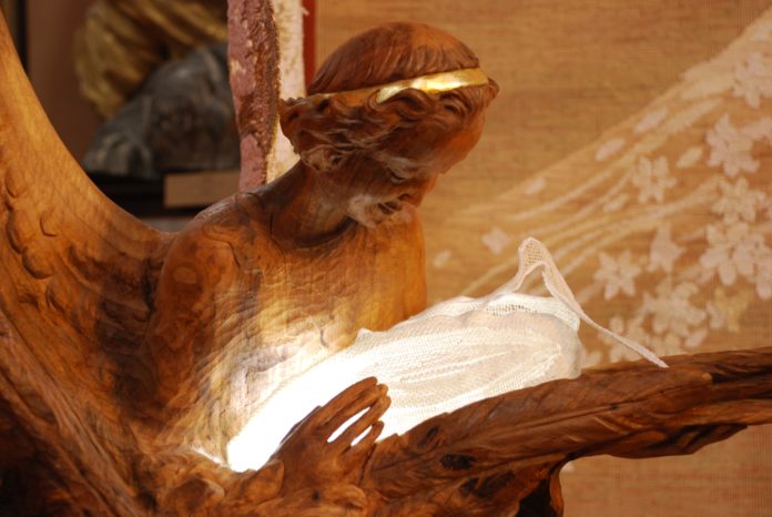 Шлюб дерева і нитки: як подружжя із Косова створюють філософські гобелени (фото) Шлюб дерева і нитки: як подружжя із Косова створюють філософські гобелени (фото)