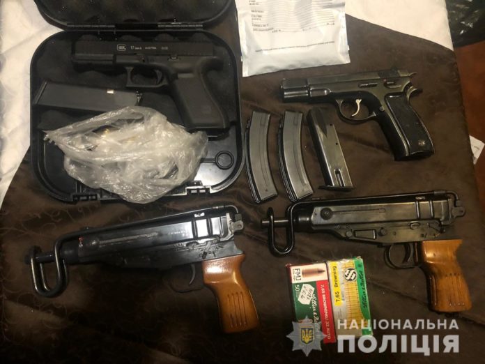 У центрі Львові затримали чоловіка під часу продажу зброї та набоїв У центрі Львові затримали чоловіка під часу продажу зброї та набоїв