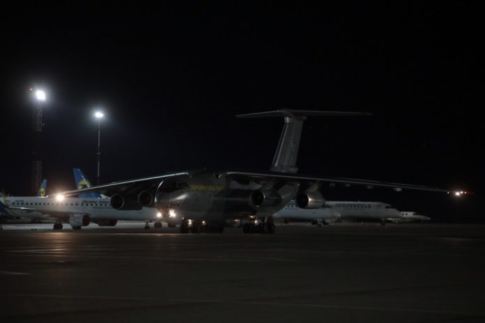 В Україну з Китаю прибув літак з партією тестів для виявлення коронавірусу В Україну з Китаю прибув літак з партією тестів для виявлення коронавірусу