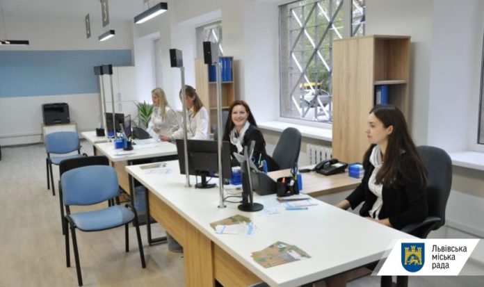 У Львові працівникам ЦНАПів закуплять маски зі змінними фільтрами У Львові працівникам ЦНАПів закуплять маски зі змінними фільтрами