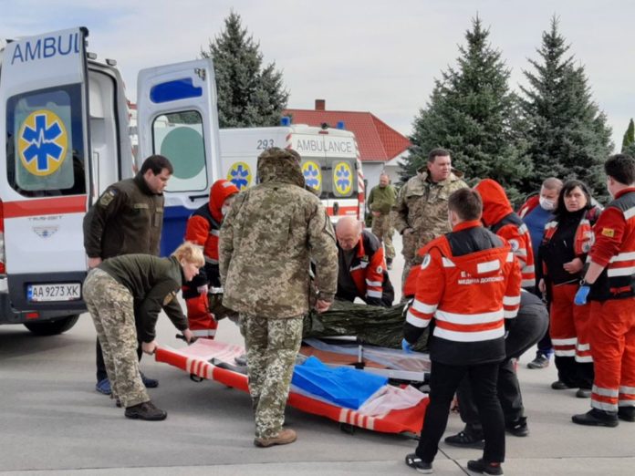 15 поранених військовослужбовців евакуювали зі Сходу України 15 поранених військовослужбовців евакуювали зі Сходу України
