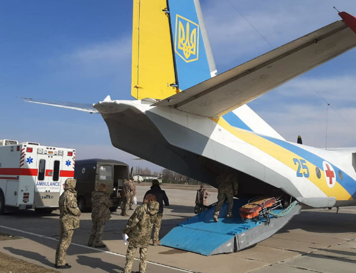 Вісьмох поранених військових евакуювали зі Сходу України Вісьмох поранених військових евакуювали зі Сходу України