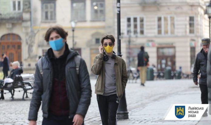 Львів’янам розповіли, як правильно носити маски Львів’янам розповіли, як правильно носити маски