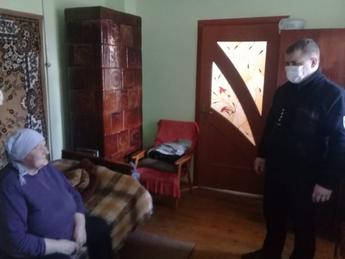 Дільничні офіцери поліції Львівщини відвідують одиноких людей похилого віку Дільничні офіцери поліції Львівщини відвідують одиноких людей похилого віку