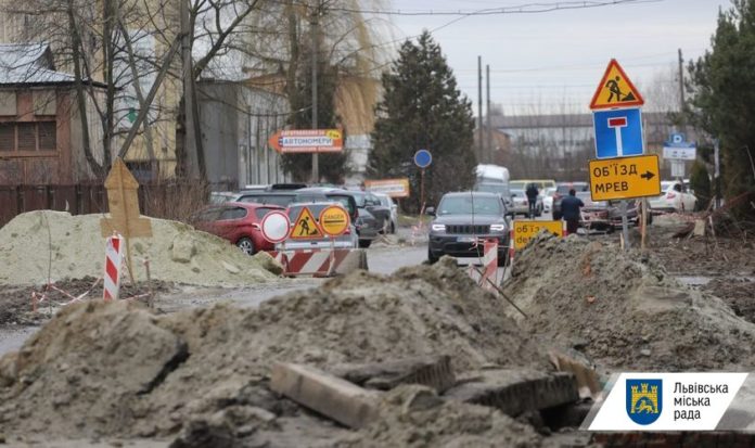 У Львові на вулиці Данила Апостола триває ремонт У Львові на вулиці Данила Апостола триває ремонт