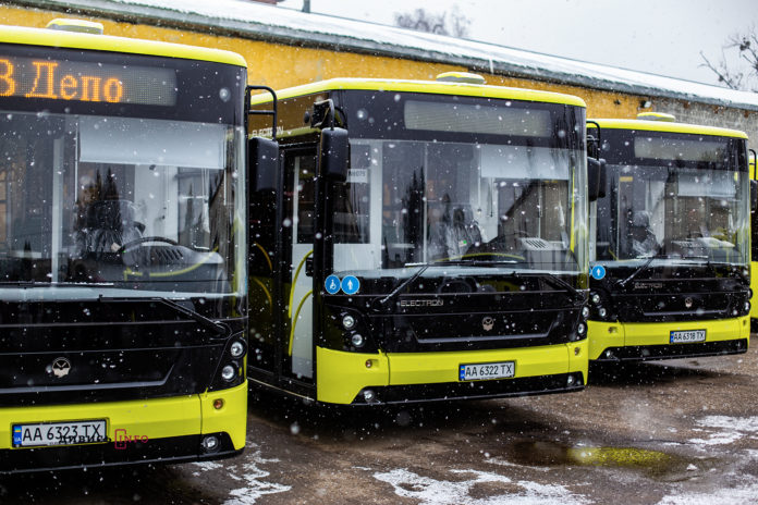 Відзавтра львівські пенсіонери зможуть користуватися громадським транспортом без обмежень