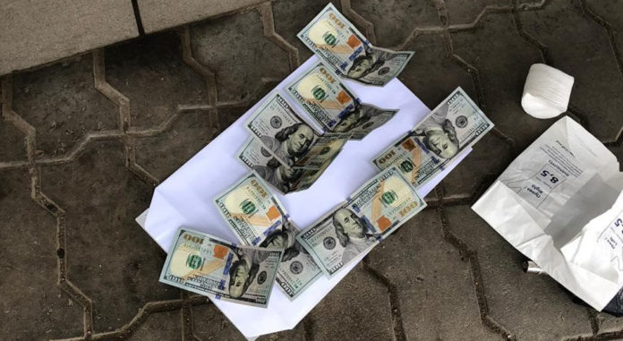 Львівське ДБР викрило прикордонника на хабарі у 1000 доларів Львівське ДБР викрило прикордонника на хабарі у 1000 доларів