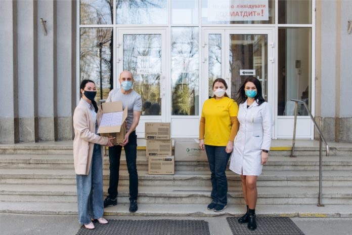 Медики Львова та Києва отримали від благодійників захисні костюми, респіратори і рукавички Медики Львова та Києва отримали від благодійників захисні костюми, респіратори і рукавички