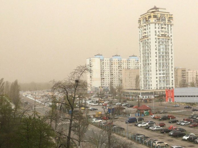 На Київ обрушилася потужна пилова буря: опубліковано вражаючі фото і відео На Київ обрушилася потужна пилова буря: опубліковано вражаючі фото і відео