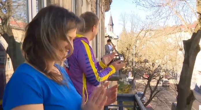 У Львові запустили флешмоб «спорт на балконах» (відео) У Львові запустили флешмоб «спорт на балконах» (відео)