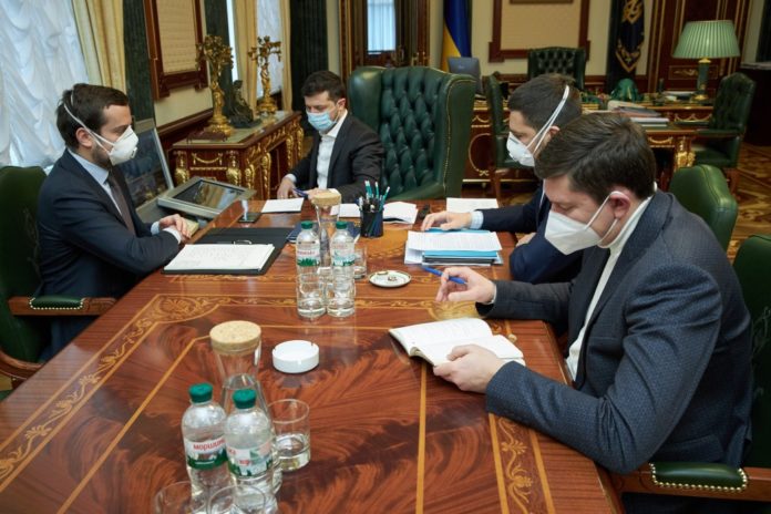 Доплата медикам і допомога по безробіттю: Зеленський підписав закон про соцгарантії в умовах карантину Доплата медикам і допомога по безробіттю: Зеленський підписав закон про соцгарантії в умовах карантину