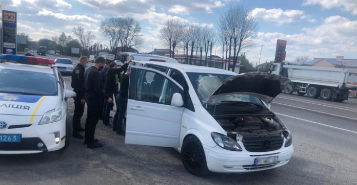 Біля Львова патрульні зупинили водія «Мерседеса» під дією наркотиків Біля Львова патрульні зупинили водія «Мерседеса» під дією наркотиків