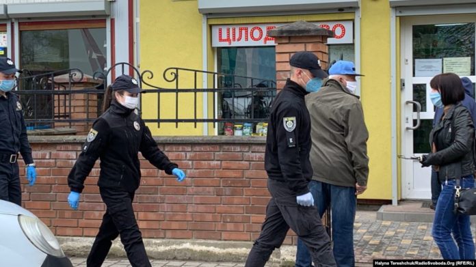 Біля Львова перекрили кілька доріг через спалах коронавірусу Біля Львова перекрили кілька доріг через спалах коронавірусу