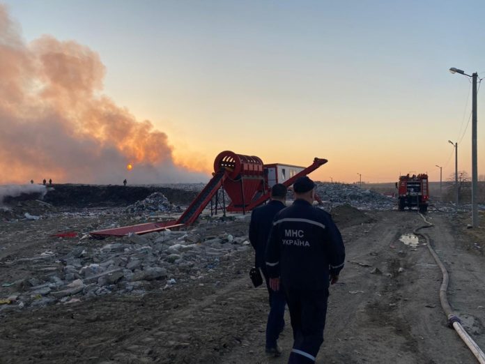 На Львівщині виникла масштабна пожежа на сміттєзвалищі (фото) На Львівщині виникла масштабна пожежа на сміттєзвалищі (фото)
