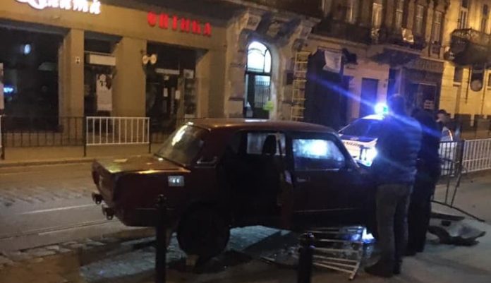 У центрі Львова водій зніс огородження та втік із місця ДТП (фото) У центрі Львова водій зніс огородження та втік із місця ДТП (фото)