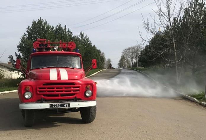 На Львівщині рятувальники продовжують проводити дезінфекцію (фото) На Львівщині рятувальники продовжують проводити дезінфекцію (фото)