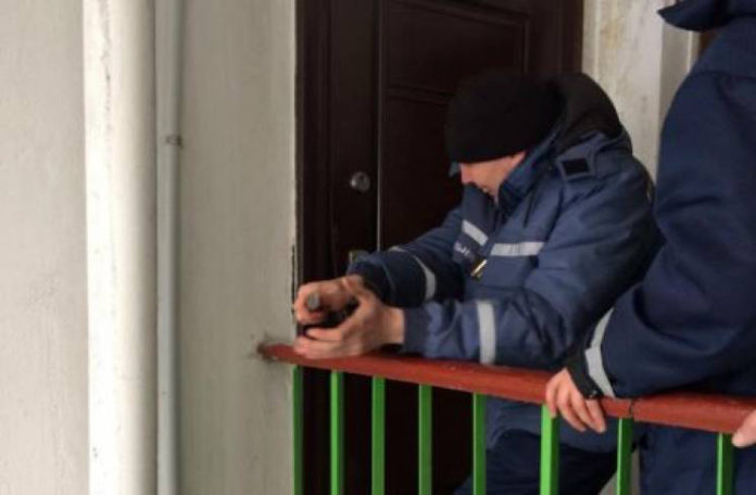 У Львові рятувальники відчиняли квартиру, де потребувала допомоги власниця У Львові рятувальники відчиняли квартиру, де потребувала допомоги власниця