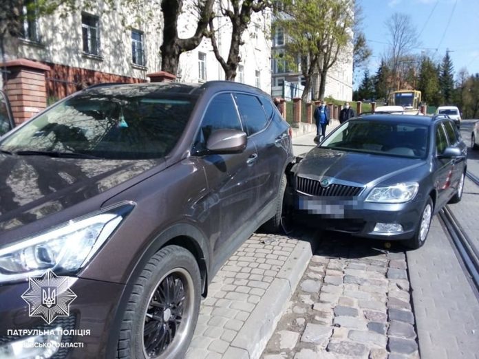 У Львові водій в’їхав у припарковане авто: у нього були ознаки інсульту (фото) У Львові водій в’їхав у припарковане авто: у нього були ознаки інсульту (фото)