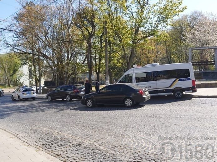 На вулиці Зеленій стріляли в автомобіль волонтера На вулиці Зеленій стріляли в автомобіль волонтера