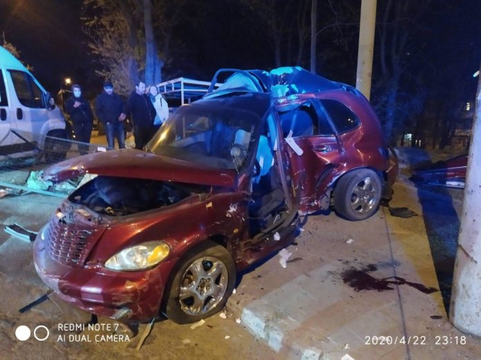 У Львові водій автомобіля в’їхав в електроопору (фото) У Львові водій автомобіля в’їхав в електроопору (фото)