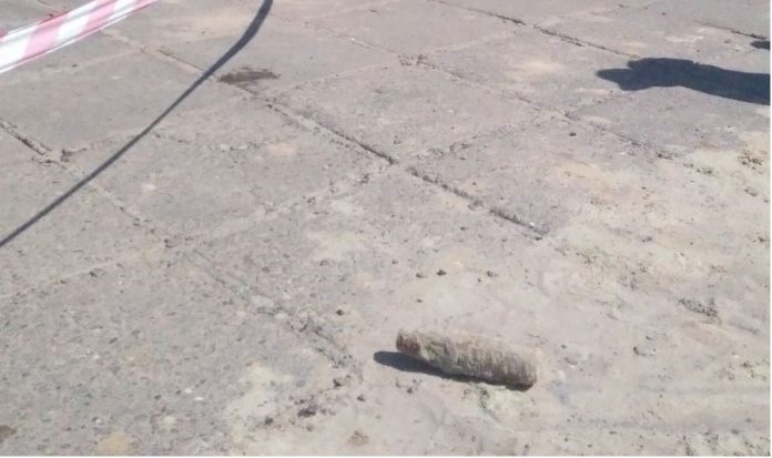 У Львові під час ремонту тротуару знайшли артснаряд