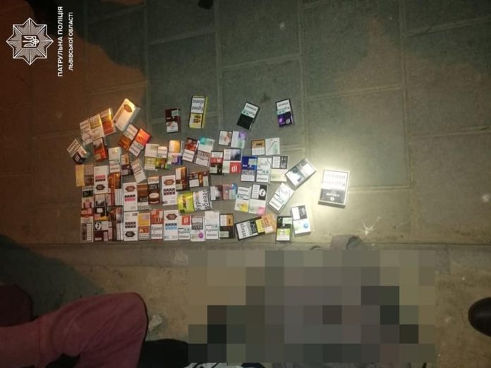 Патрульні затримали чоловіка, який розбив вітрину і викрав товар Патрульні затримали чоловіка, який розбив вітрину і викрав товар