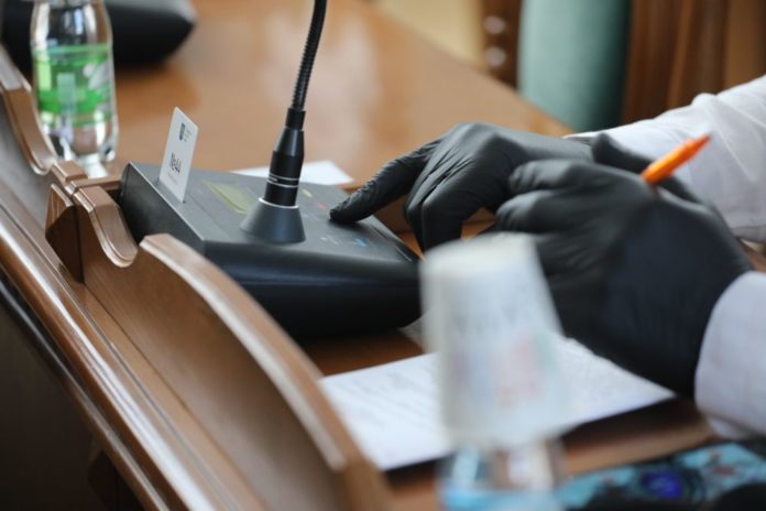 Депутати Львівської міськради не погодили вже виплачені двірникам премії Депутати Львівської міськради не погодили вже виплачені двірникам премії