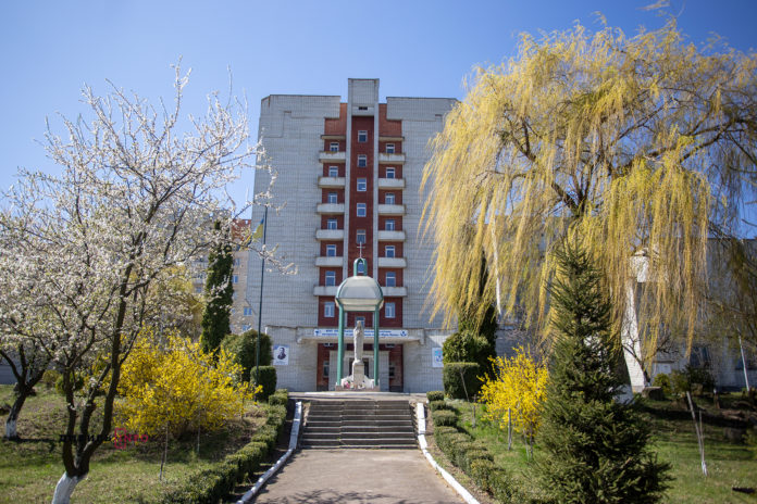 Головний медик Львівщини пояснив, чому хворих на коронавірус відправлятимуть у Винники (фото) Головний медик Львівщини пояснив, чому хворих на коронавірус відправлятимуть у Винники (фото)
