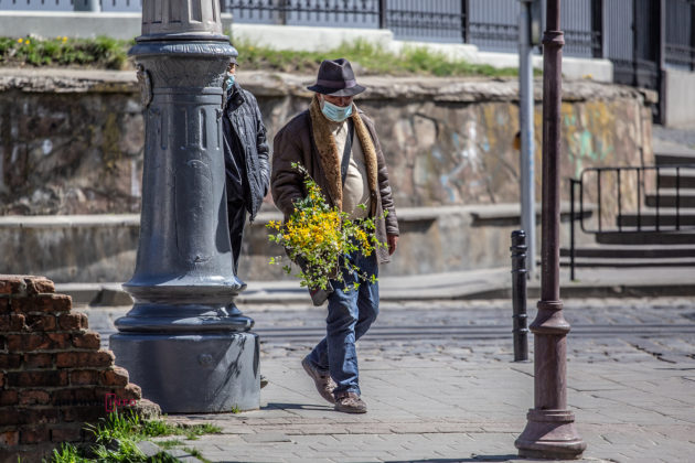 Порушуючи карантин, але з соціальною дистанцією: як львів’яни святкують Вербну неділю (фоторепортаж)