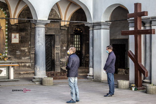 Порушуючи карантин, але з соціальною дистанцією: як львів’яни святкують Вербну неділю (фоторепортаж)