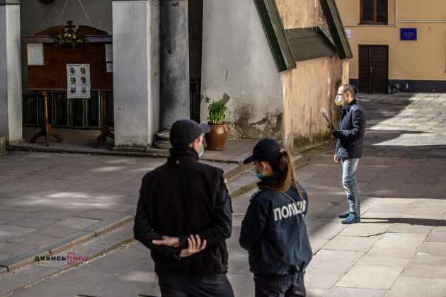 Порушуючи карантин, але з соціальною дистанцією: як львів’яни святкують Вербну неділю (фоторепортаж)