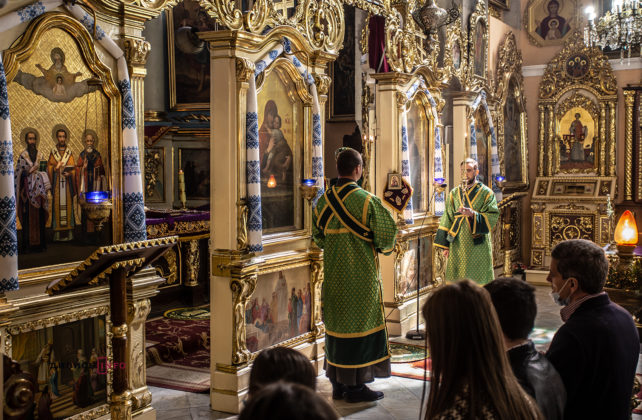 Порушуючи карантин, але з соціальною дистанцією: як львів’яни святкують Вербну неділю (фоторепортаж)