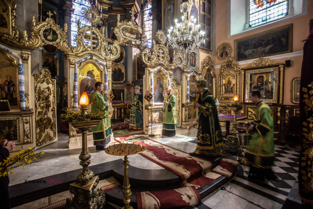 Порушуючи карантин, але з соціальною дистанцією: як львів’яни святкують Вербну неділю (фоторепортаж)