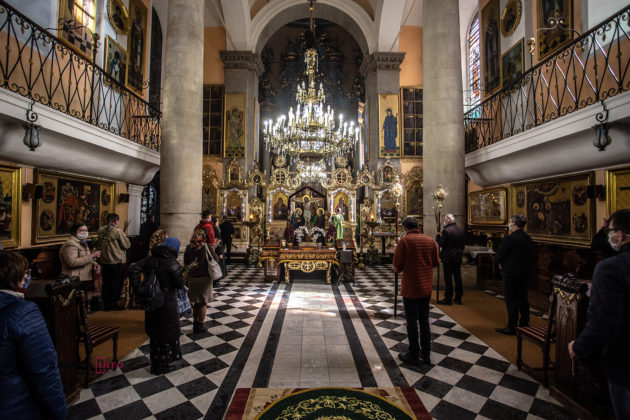 Порушуючи карантин, але з соціальною дистанцією: як львів’яни святкують Вербну неділю (фоторепортаж)