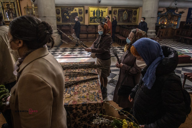 Порушуючи карантин, але з соціальною дистанцією: як львів’яни святкують Вербну неділю (фоторепортаж)