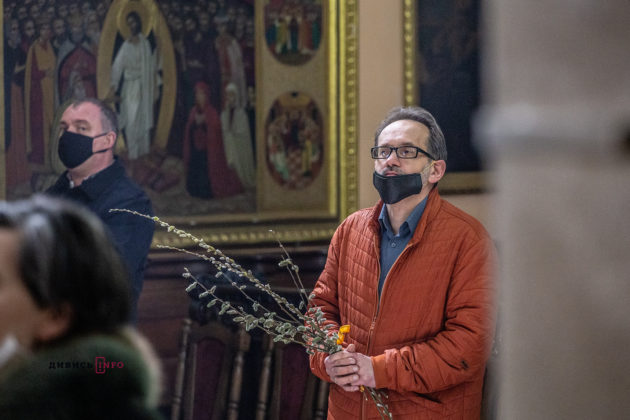 Порушуючи карантин, але з соціальною дистанцією: як львів’яни святкують Вербну неділю (фоторепортаж)