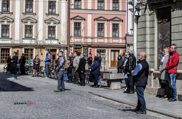 Порушуючи карантин, але з соціальною дистанцією: як львів’яни святкують Вербну неділю (фоторепортаж)
